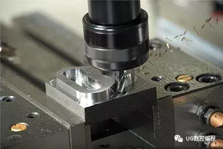 车削加工_磨削加工操作安全规范_钻削引偏原因