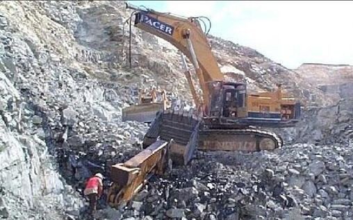 挖掘机大小臂开裂原因_挖掘机大小臂开裂修复方法_圆锥破机架裂纹现场不动火铆焊维修