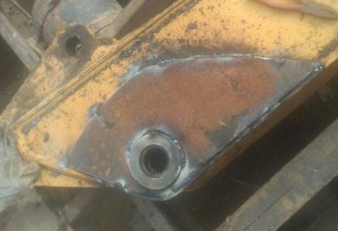 挖掘机大小臂开裂修复方法_挖掘机大小臂开裂原因_圆锥破机架裂纹现场不动火铆焊维修