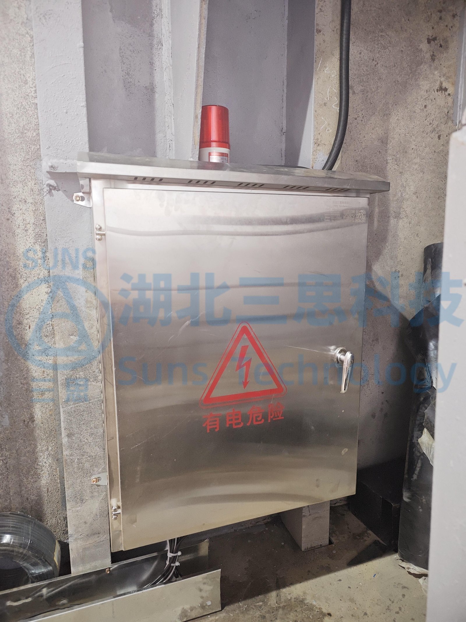花架龙门吊优势_龙门起重机支腿与主梁连接处铆焊_预制构件吊装轻量化设备