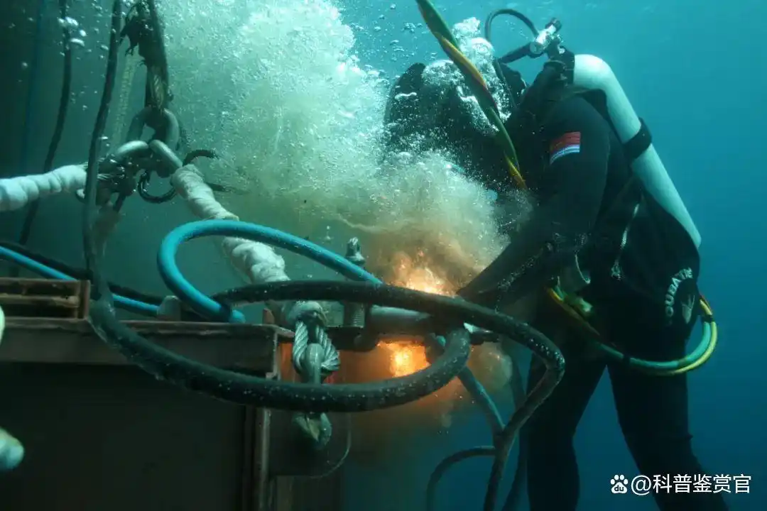 Sparks Often Fly When Welding. Why Can Welding Even Under Water? Aren't You Afraid Of Getting Electric Shock?-Dalian Fuhong Machinery Co., Ltd